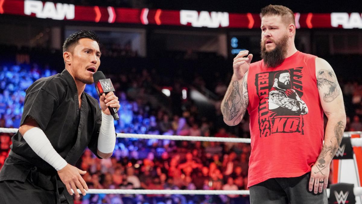 オーエンズ（右）のロウ移籍を歓迎した戸沢だったが…（C）2021 WWE, Inc. All Rights Reserved.