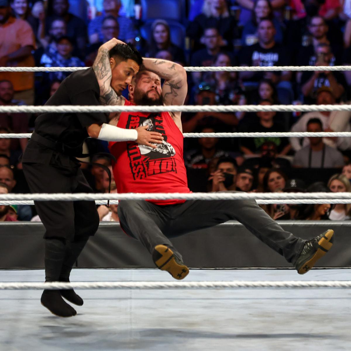 オーエンズ（右）のスタナーを浴びた戸沢（C）2021 WWE, Inc. All Rights Reserved.