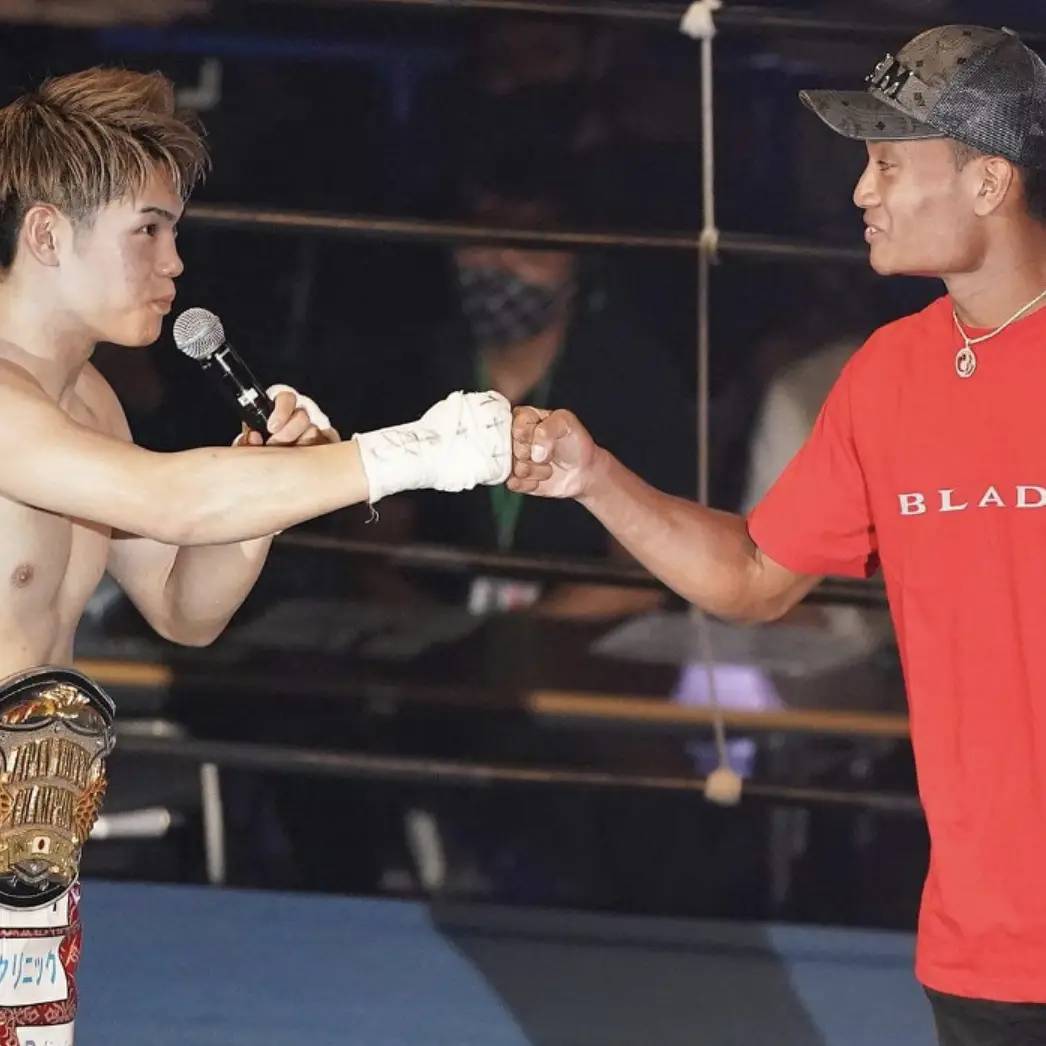 2つのタイトルを懸けた王座決定戦が決まった平岡（右）と佐々木はリング上でグータッチ（大橋ジム提供）