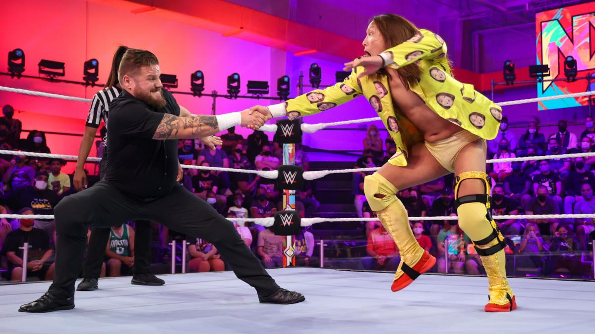 ゲイジー（左）に右腕を引っ張られるイケメン二郎（C）2021 WWE, Inc. All Rights Reserved.