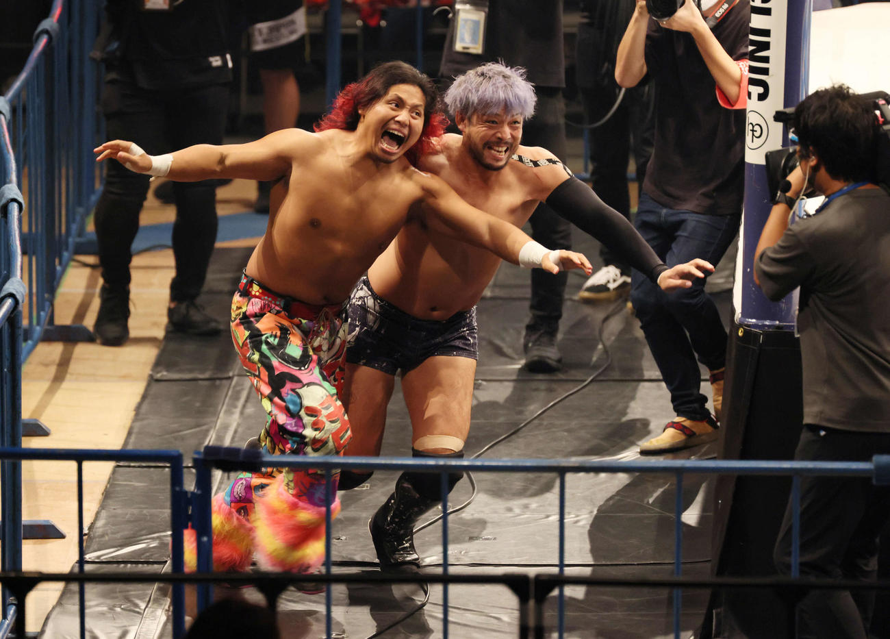 新日本プロレス「G1 CLIMAX31」第2試合　KENTA対高橋ヒロム（左）（撮影・加藤孝規）