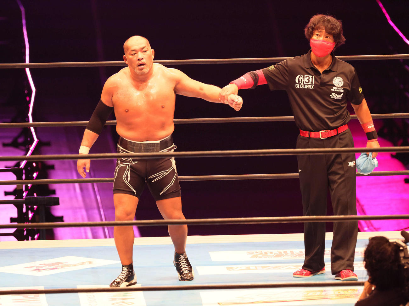 新日本プロレス「G1 CLIMAX31」第6試合　Aブロック公式戦　石井智宏対グレート・O・カーン　勝った石井智宏（左）（撮影・加藤孝規）