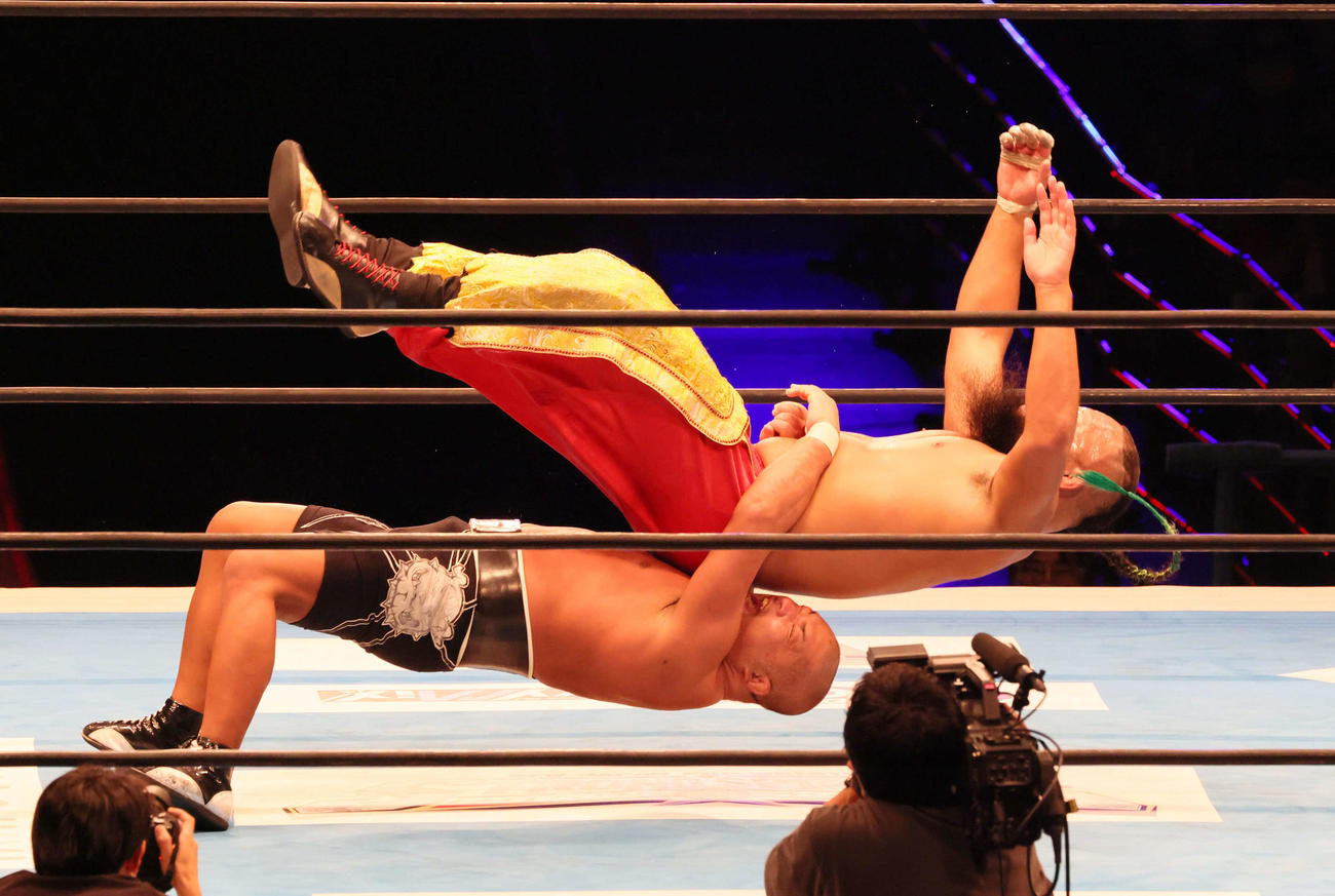 新日本プロレス「G1 CLIMAX31」第6試合　Aブロック公式戦　石井智宏対グレート・O・カーン（上）（撮影・加藤孝規）
