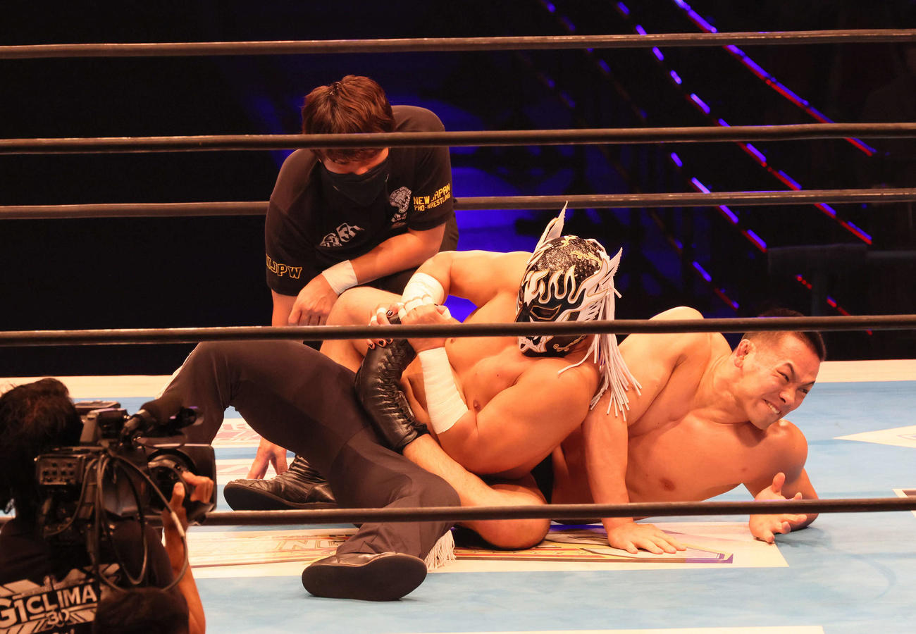 新日本プロレス「G1 CLIMAX31」第1試合　大岩陵平対エル・デスペラード（左）（撮影・加藤孝規）