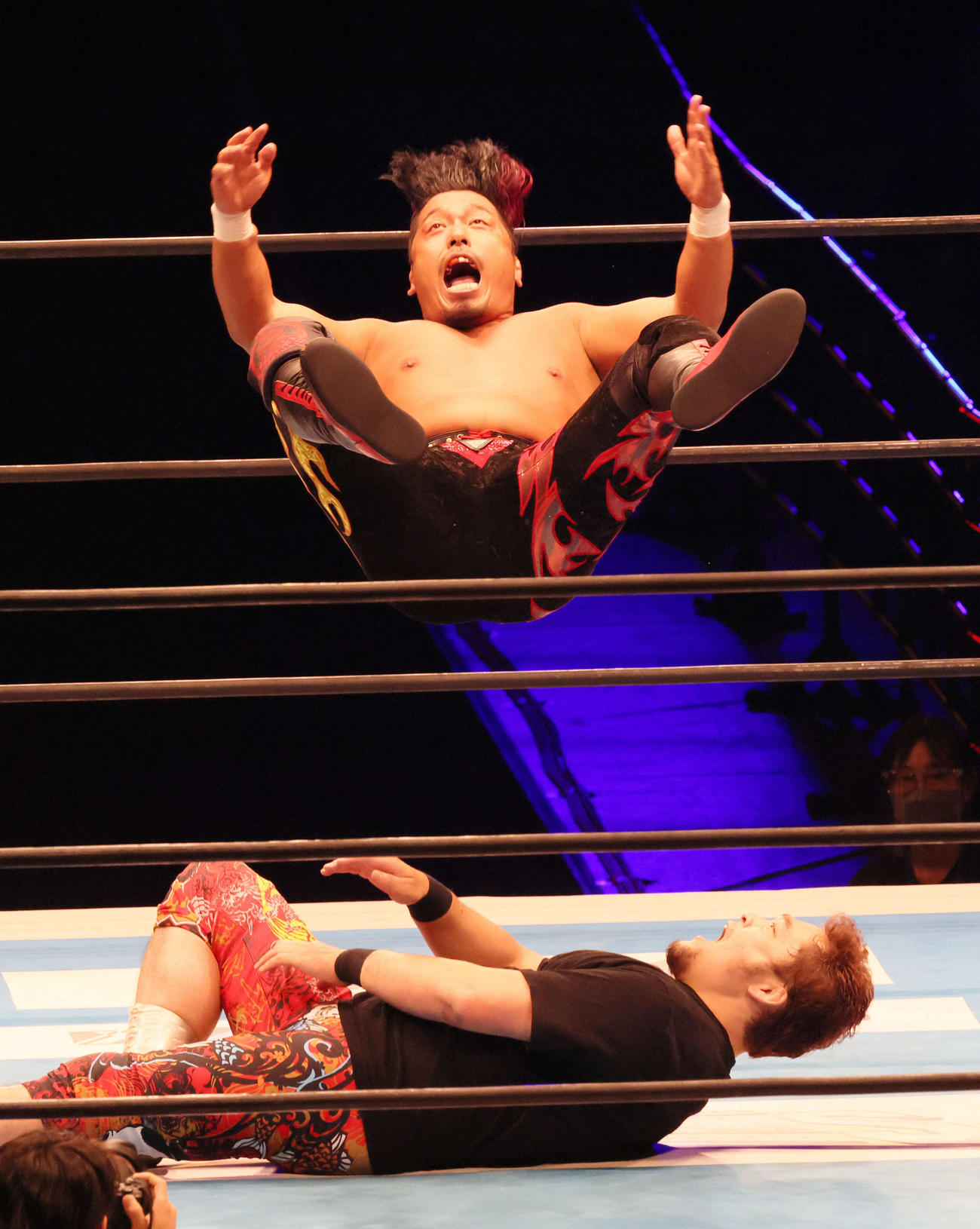 新日本プロレス「G1 CLIMAX31」第5試合　Aブロック公式戦　矢野通対鷹木信悟（上）（撮影・加藤孝規）