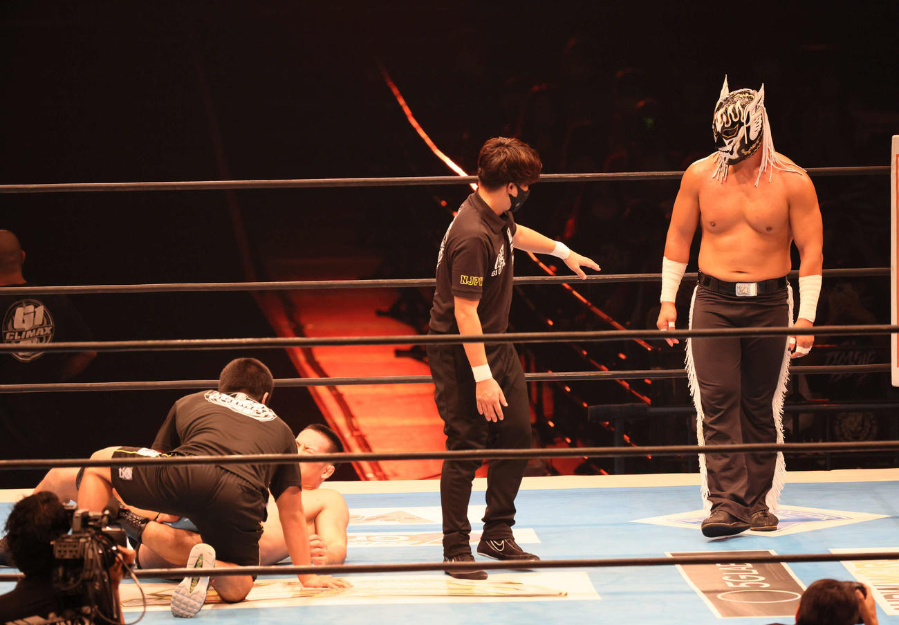 新日本プロレス「G1 CLIMAX31」第1試合　大岩陵平対エル・デスペラード（右）（撮影・加藤孝規）