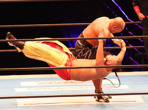 新日本プロレス「G1 CLIMAX31」第6試合 Aブロック公式戦 石井智宏対グレート・O・カーン(下)(撮影・加藤孝規)