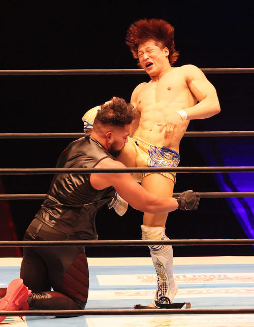 新日本プロレス「G1 CLIMAX31」第3試合 Aブロック公式戦 飯伏幸太(右)対タンガ・ロア(撮影・加藤孝規)