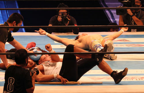 新日本プロレス「G1 CLIMAX31」第3試合 Aブロック公式戦 飯伏幸太(右奥)対タンガ・ロア(撮影・加藤孝規)
