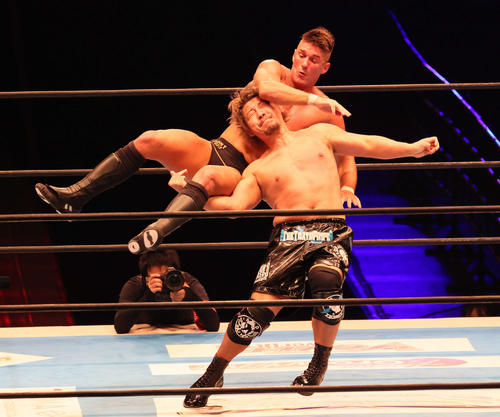 新日本プロレス「G1 CLIMAX31」第4試合 Aブロック公式戦 高橋裕二郎対ザック・セイバーJr.(上)(撮影・加藤孝規)