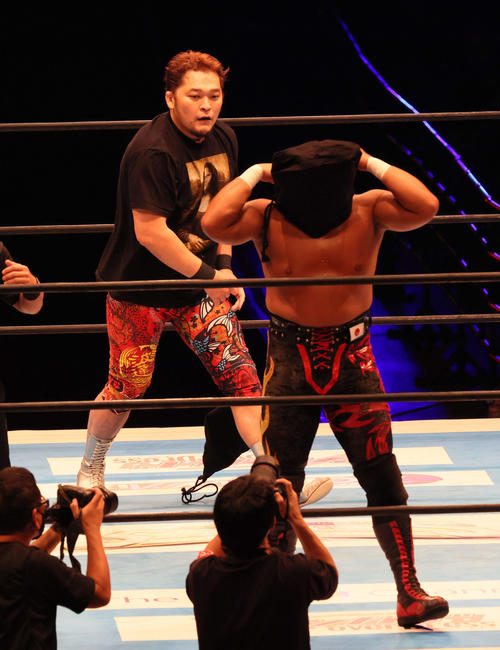 新日本プロレス「G1 CLIMAX31」第5試合 Aブロック公式戦 矢野通対鷹木信悟 マスクをしろと挑発する矢野通は自らは外して攻撃開始(撮影・加藤孝規)