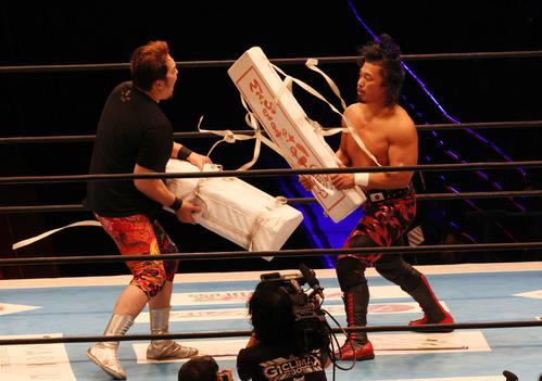 新日本プロレス「G1 CLIMAX31」第5試合 Aブロック公式戦 矢野通対鷹木信悟(右)(撮影・加藤孝規)