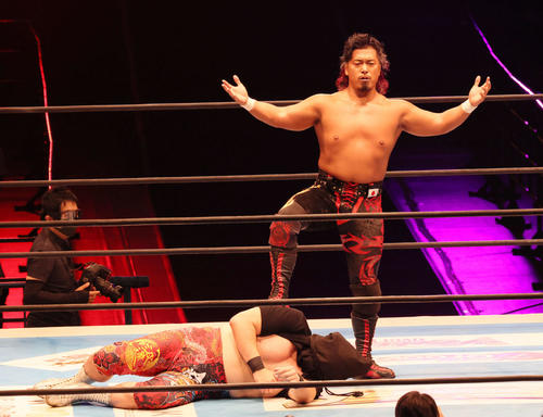 新日本プロレス「G1 CLIMAX31」第5試合 Aブロック公式戦 矢野通対鷹木信悟(右)(撮影・加藤孝規)