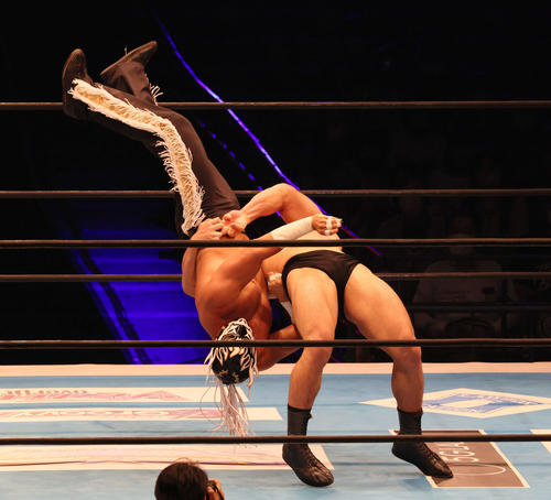 新日本プロレス「G1 CLIMAX31」第1試合 大岩陵平対エル・デスペラード(左)(撮影・加藤孝規)