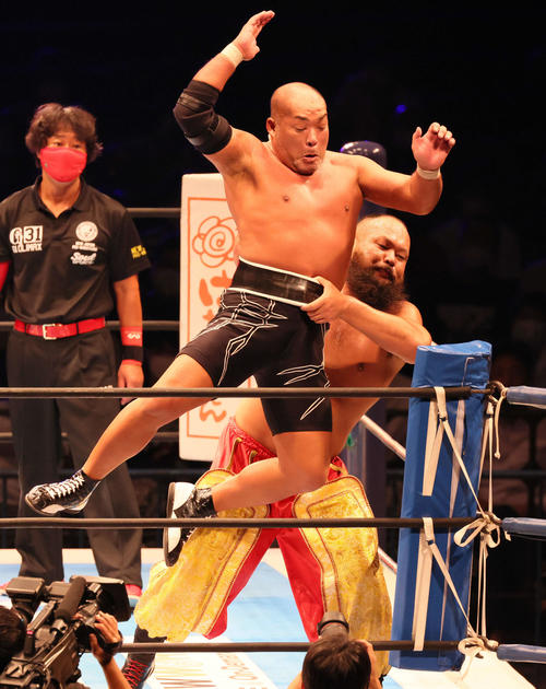 新日本プロレス「G1 CLIMAX31」第6試合 Aブロック公式戦 石井智宏対グレート・O・カーン(右)(撮影・加藤孝規)