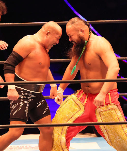 新日本プロレス「G1 CLIMAX31」第6試合 Aブロック公式戦 石井智宏対グレート・O・カーン(右)(撮影・加藤孝規)