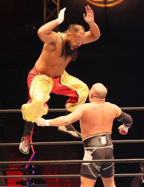 新日本プロレス「G1 CLIMAX31」第6試合 Aブロック公式戦 石井智宏対グレート・O・カーン(左)(撮影・加藤孝規)