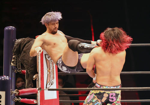 新日本プロレス「G1 CLIMAX31」第2試合 KENTA対高橋ヒロム(右)(撮影・加藤孝規)