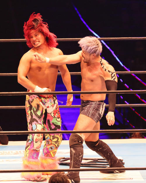 新日本プロレス「G1 CLIMAX31」第2試合 KENTA対高橋ヒロム(左)(撮影・加藤孝規)