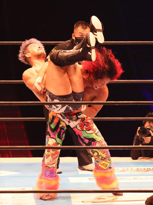 新日本プロレス「G1 CLIMAX31」第2試合 KENTA対高橋ヒロム(右)(撮影・加藤孝規)