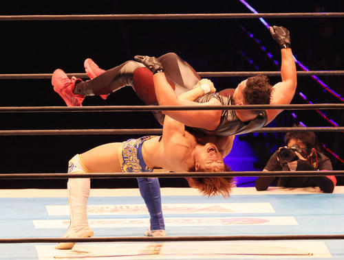 新日本プロレス「G1 CLIMAX31」第3試合 Aブロック公式戦 飯伏幸太(下)対タンガ・ロア(撮影・加藤孝規)