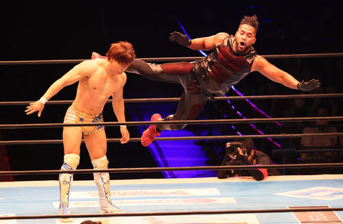 新日本プロレス「G1 CLIMAX31」第3試合 Aブロック公式戦 飯伏幸太(左)対タンガ・ロア(撮影・加藤孝規)