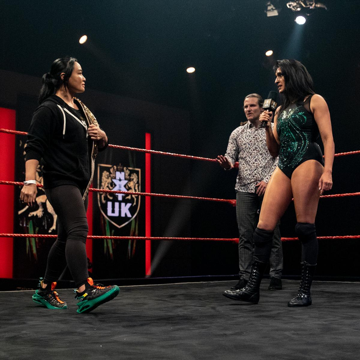 ジニー（右）と“視殺戦”を繰り広げたNXT UK女子王者里村（Ｃ）2021 WWE, Inc. All Rights Reserved.