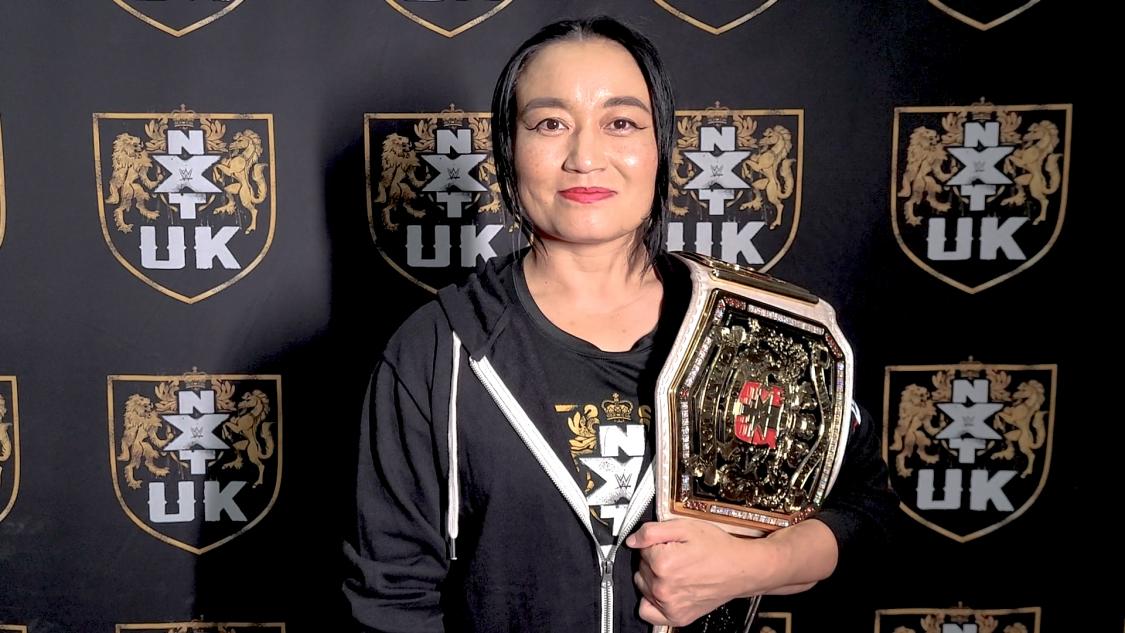 ジニーの挑戦表明を受けたNXT UK女子王者里村（Ｃ）2021 WWE, Inc. All Rights Reserved.