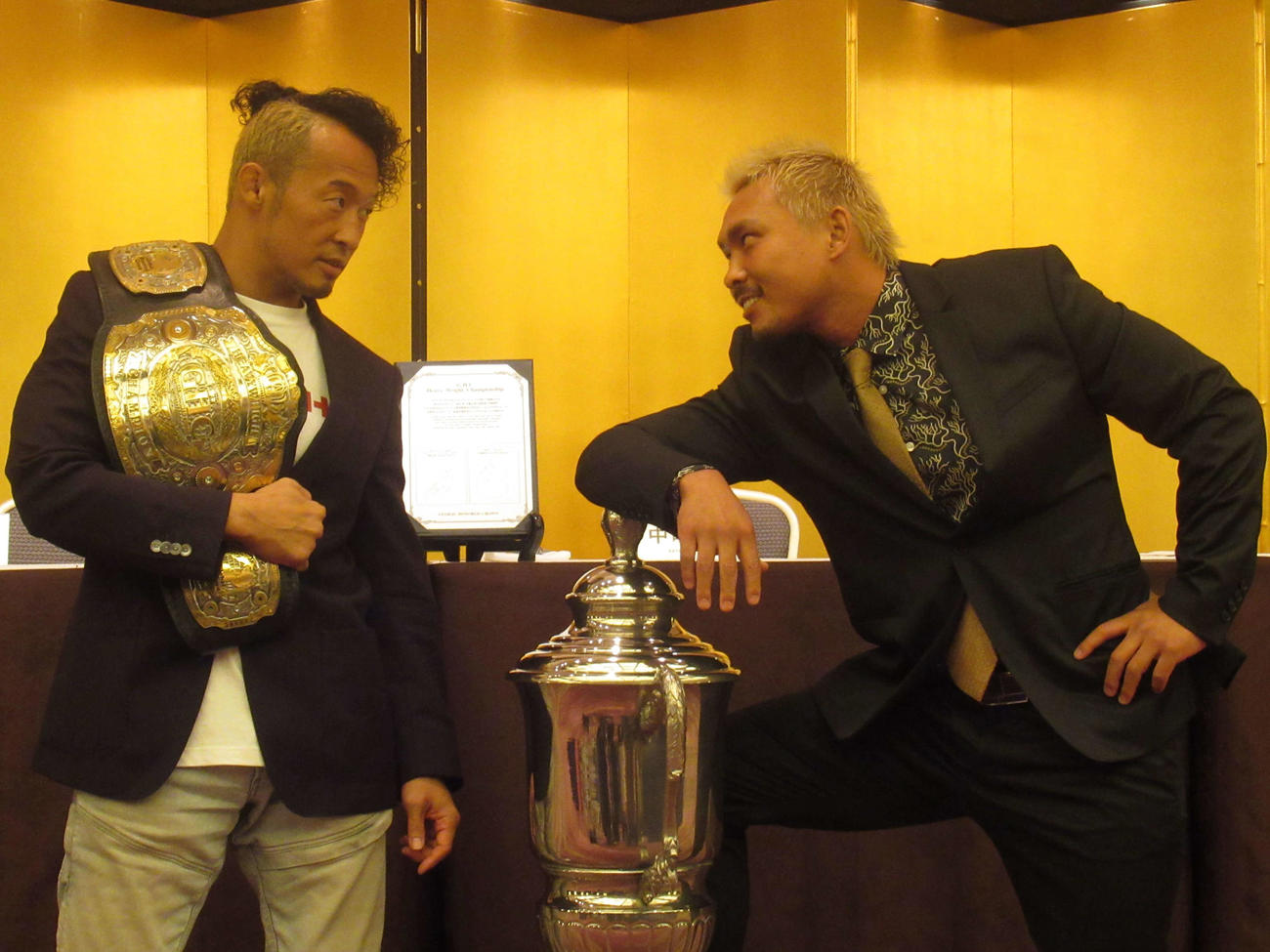 プロレスリング・ノア「GRAND SQUARE 2021 In OSAKA」調印式でにらみ合う丸藤正道（左）と中嶋勝彦（撮影・勝部晃多）