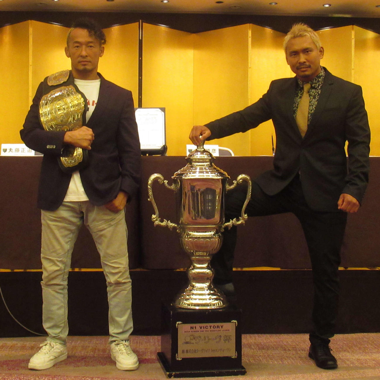 プロレスリング・ノア「GRAND SQUARE 2021 In OSAKA」調印式でポーズを取る丸藤正道（左）と中嶋勝彦（撮影・勝部晃多）