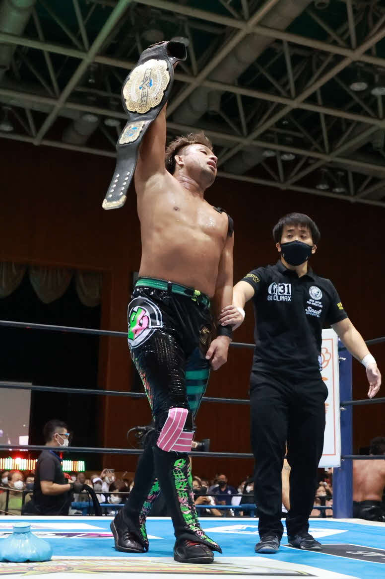 新日本プロレスG1クライマックス31　勝ち名乗りを上げるYOSHI－HASHI（新日本プロレス提供）