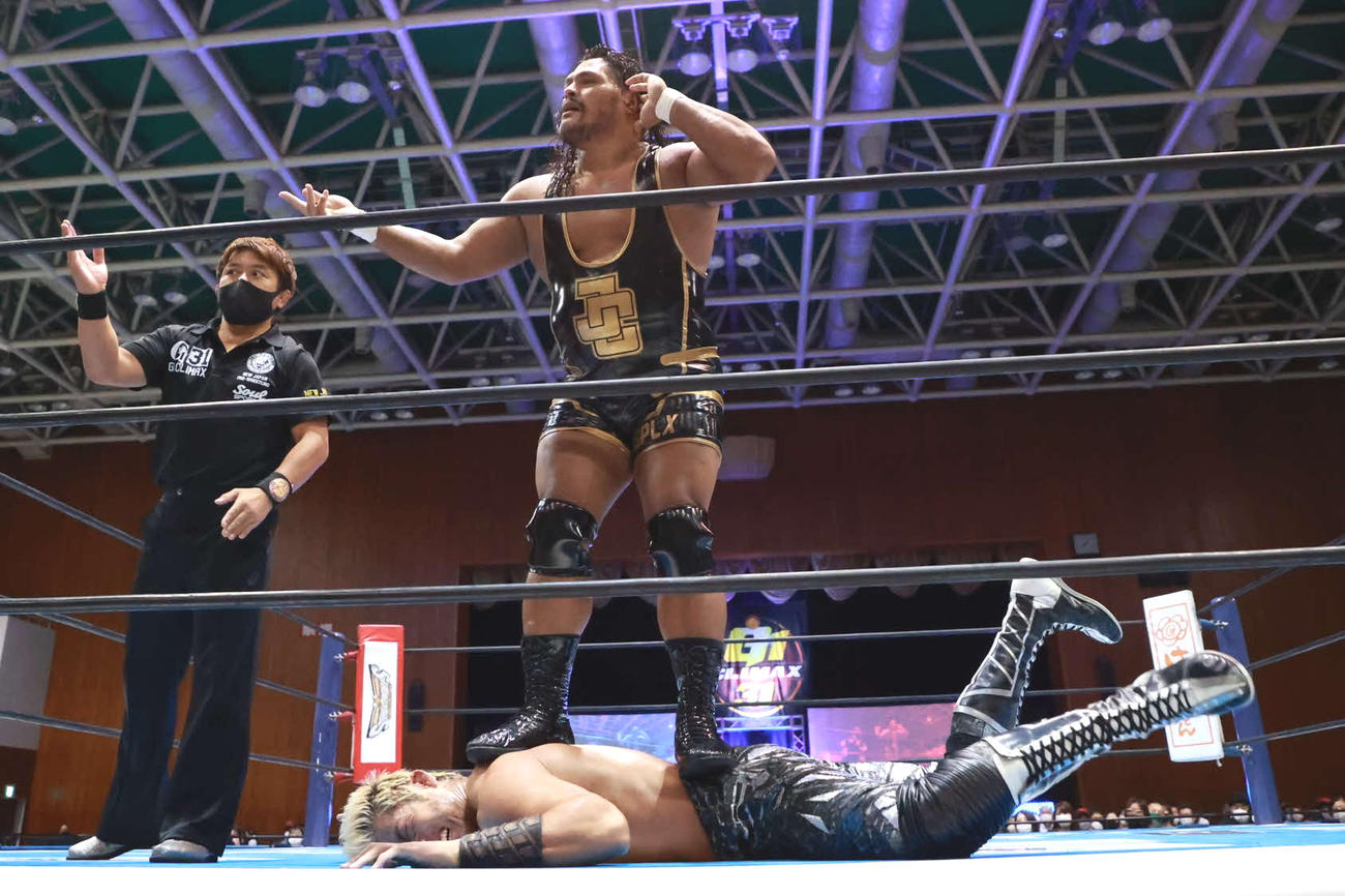 新日本プロレスG1クライマックス31 SANADAを踏み付けるジェフ・コブ（新日本プロレス提供）