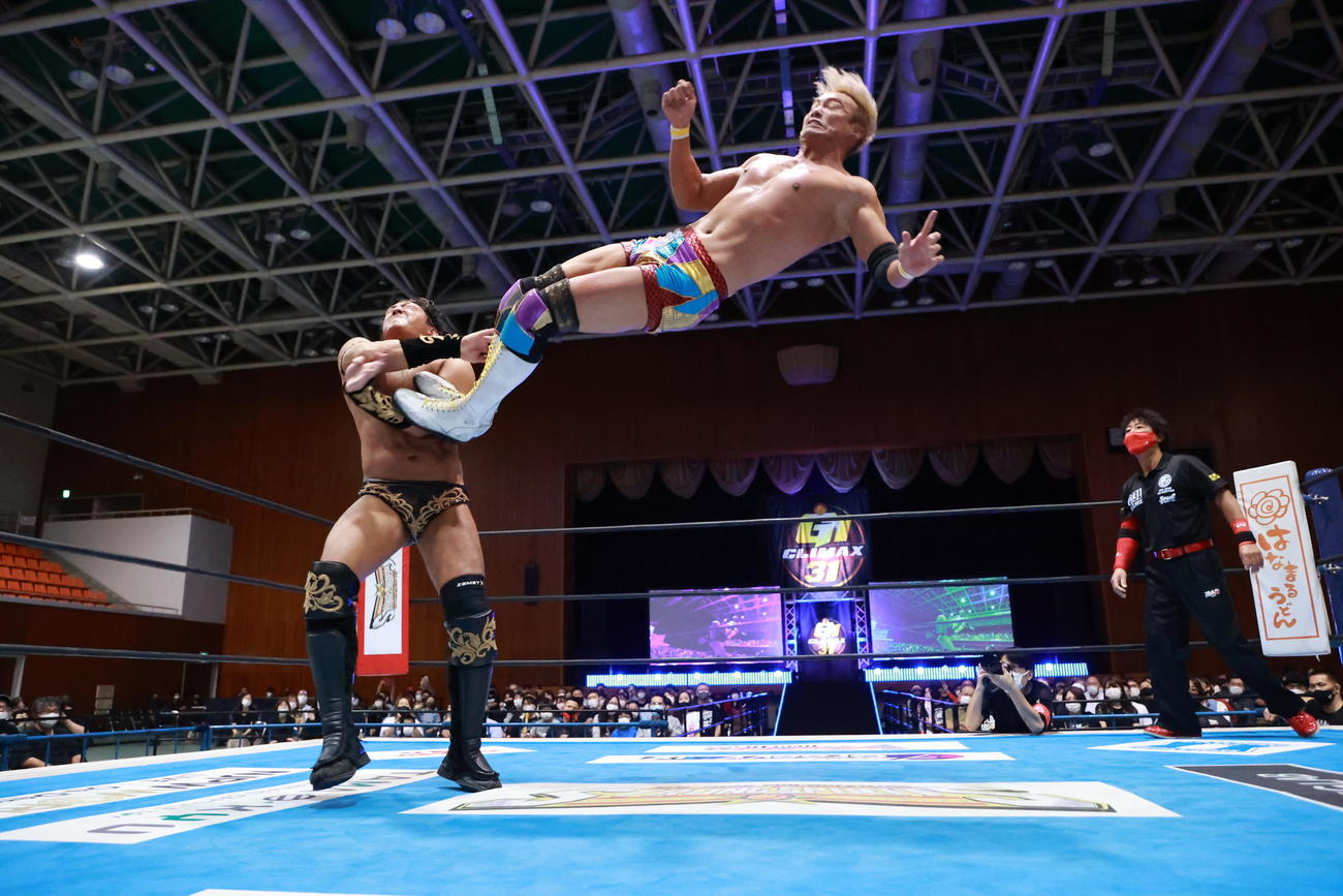 タイチ（左）に高い打点のドロップキックを放ったオカダ（C）新日本プロレス

