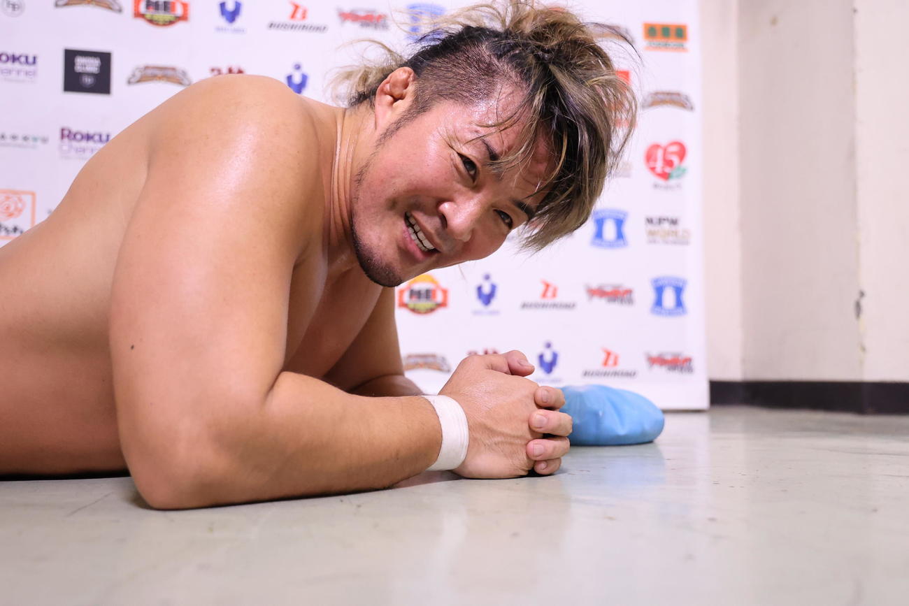 バックステージで倒れこむ棚橋（Ｃ）新日本プロレス