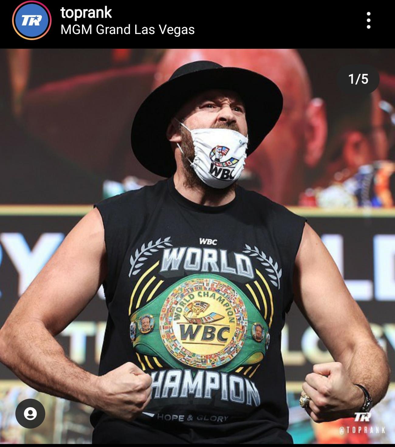 WWE「地獄の墓堀人」ジ・アンダーテイカーの帽子を着用し、計量に臨んだWBC世界ヘビー級王者フューリー（トップランク社の公式インスタグラムより）