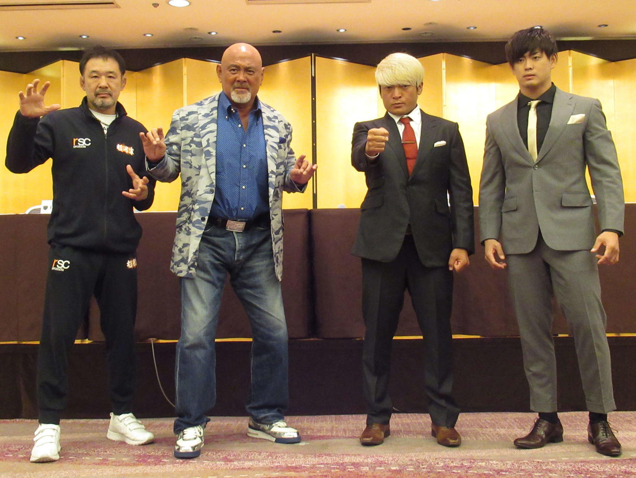 プロレスリング・ノア大阪大会調印式でポーズを取る選手たち。左から桜庭和志、武藤敬司、拳王、清宮海斗（撮影・勝部晃多）