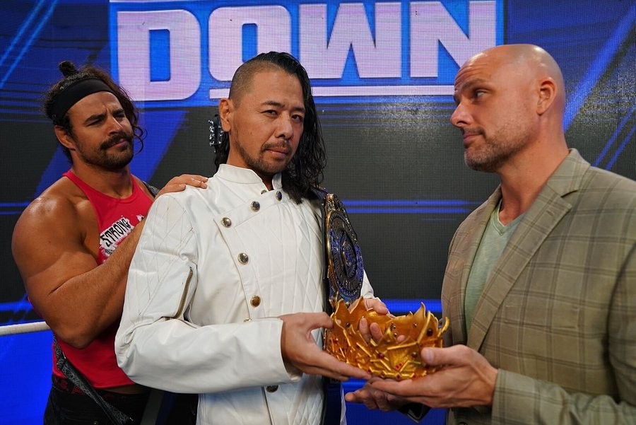 「キング」の称号となる王冠をWWEオフィシャルのピアース（右）に返還した中邑（中央）。左端は仲間のブーグス（Ｃ）2021 WWE, Inc. All Rights Reserved.