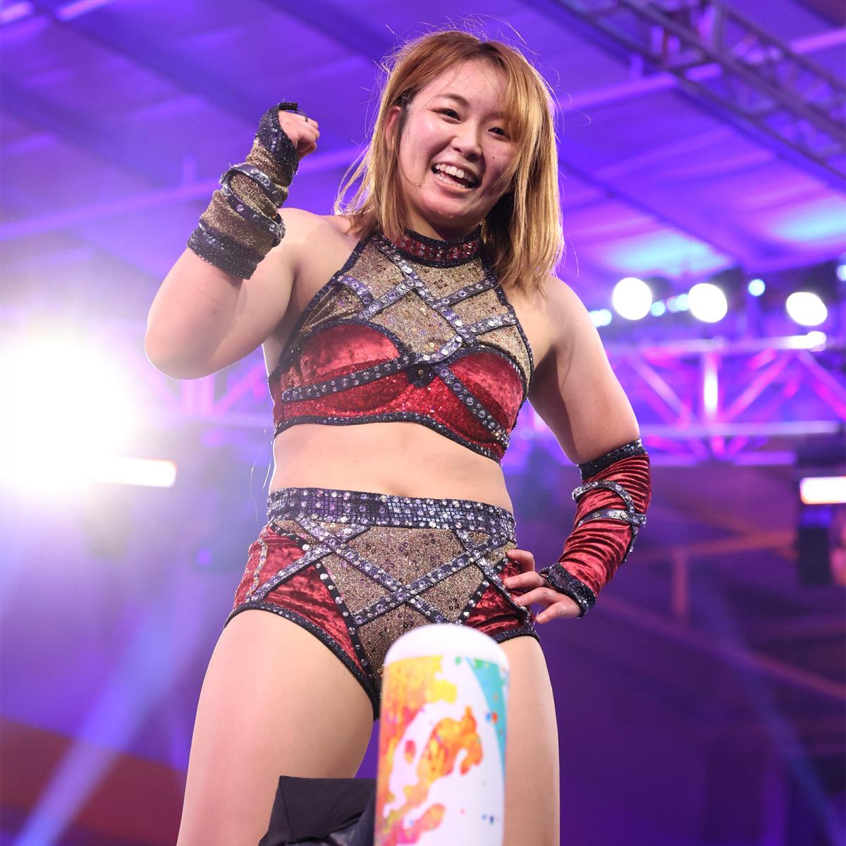 勝利後、コーナーでガッツポーズをみせたサレイ（C）2021 WWE, Inc. All Rights Reserved.