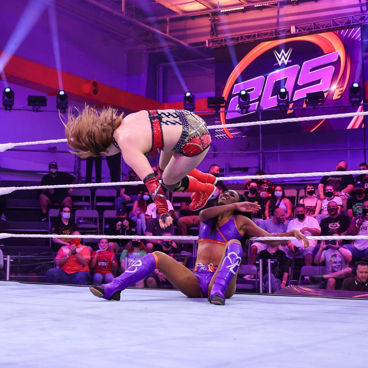 ミラー（右）の顔面にドロップキックを決めたサレイ（C）2021 WWE, Inc. All Rights Reserved.