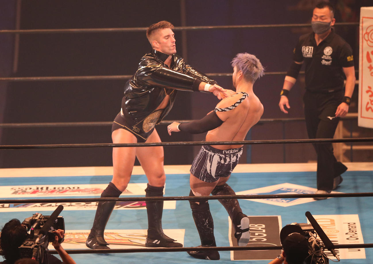 第3試合30分1本勝負「G1CLIMAX31」Aブロック公式戦　ザック・セイバーJr.対KENTA（撮影・上山淳一）