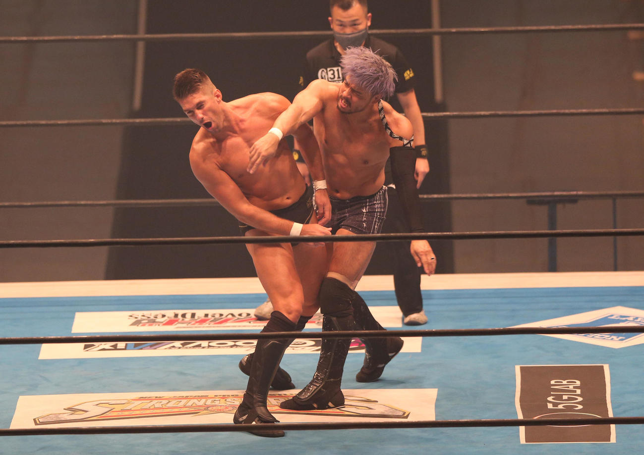 第3試合30分1本勝負「G1CLIMAX31」Aブロック公式戦　ザック・セイバーJr.対KENTA（撮影・上山淳一）