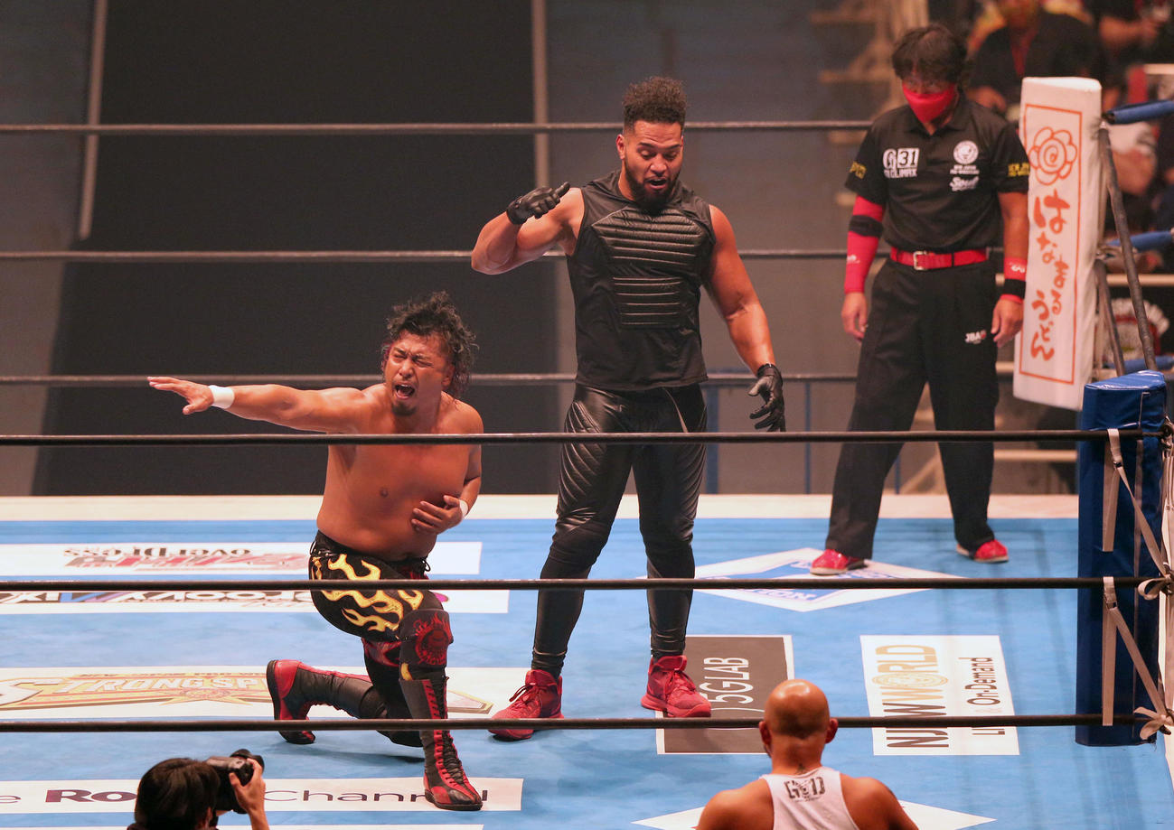 第5試合30分1本勝負「G1CLIMAX31」Aブロック公式戦　鷹木信悟対タンガ・ロア（撮影・上山淳一）