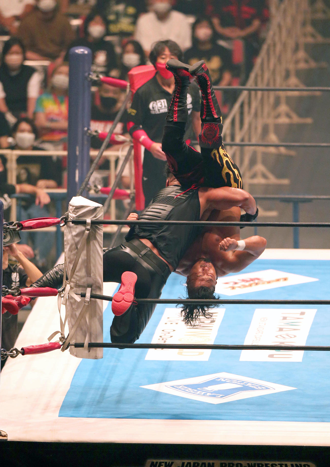 第5試合30分1本勝負「G1CLIMAX31」Aブロック公式戦　鷹木信悟対タンガ・ロア（撮影・上山淳一）