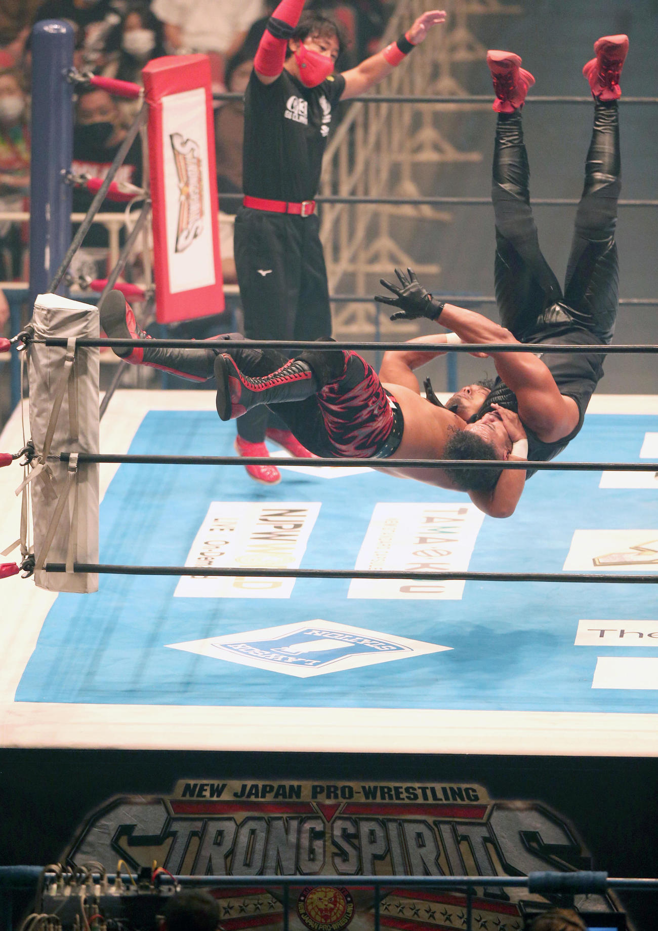 第5試合30分1本勝負「G1CLIMAX31」Aブロック公式戦　鷹木信悟対タンガ・ロア（撮影・上山淳一）