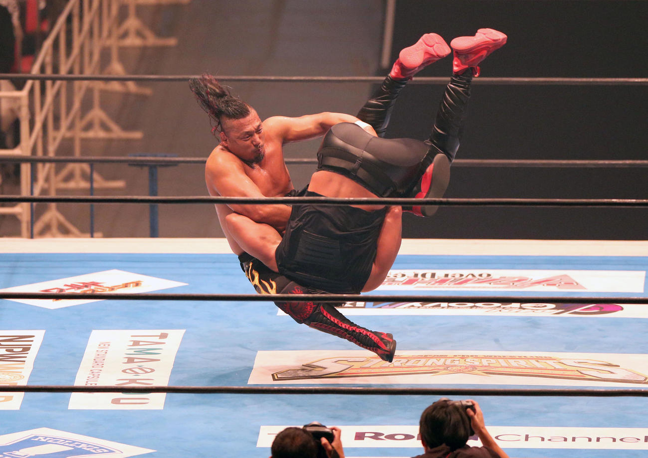 第5試合30分1本勝負「G1CLIMAX31」Aブロック公式戦　鷹木信悟対タンガ・ロア（撮影・上山淳一）