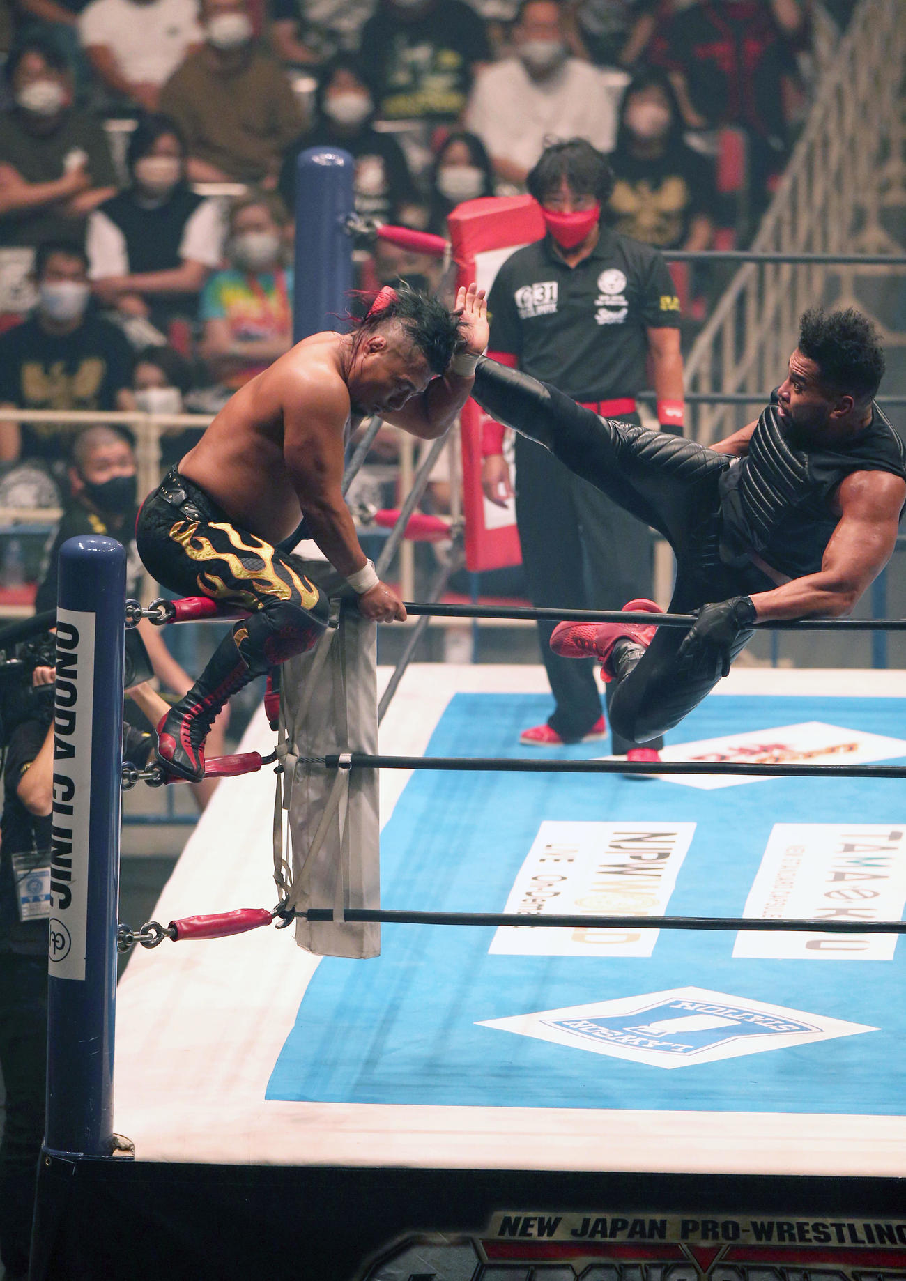 第5試合30分1本勝負「G1CLIMAX31」Aブロック公式戦　鷹木信悟対タンガ・ロア（撮影・上山淳一）
