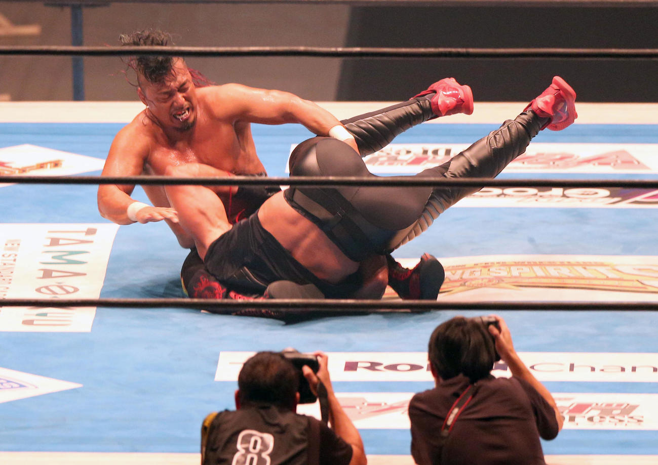 第5試合30分1本勝負「G1CLIMAX31」Aブロック公式戦　鷹木信悟対タンガ・ロア（撮影・上山淳一）