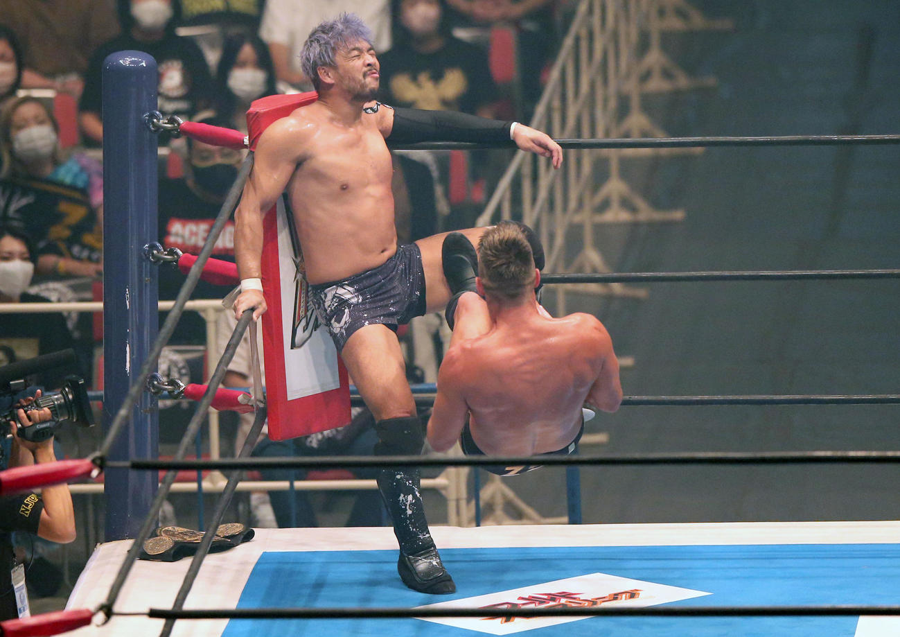 第3試合30分1本勝負「G1CLIMAX31」Aブロック公式戦　ザック・セイバーJr.対KENTA（撮影・上山淳一）