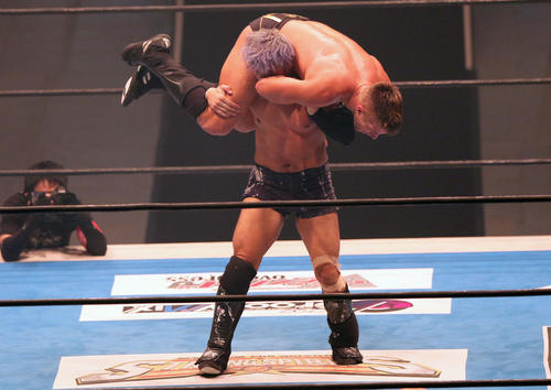 第3試合30分1本勝負「G1CLIMAX31」Aブロック公式戦　ザック・セイバーJr.対KENTA（撮影・上山淳一）