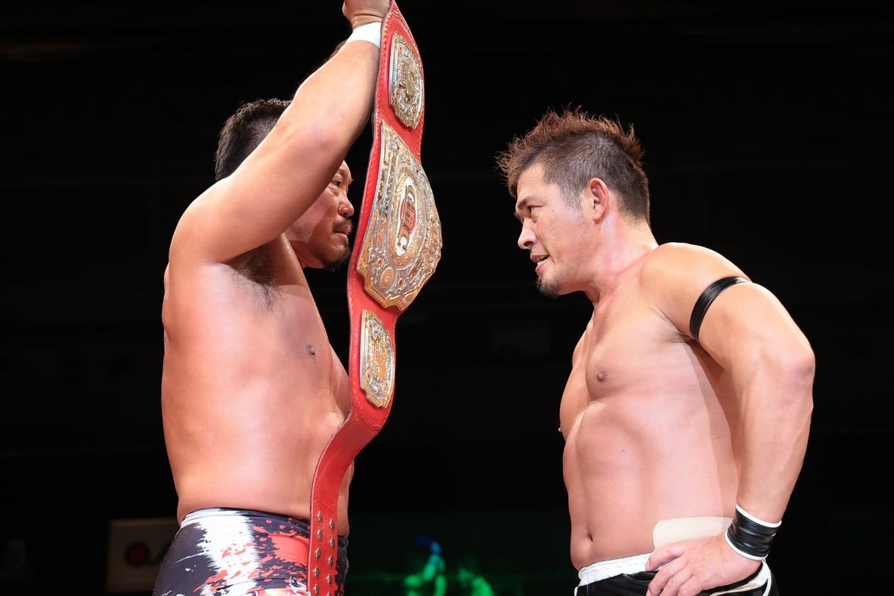 プロレスリング・ノア大阪大会　試合後、GHCナショナル王者の杉浦貴（左）に挑戦表明した望月成晃（写真提供：プロレスリング・ノア）